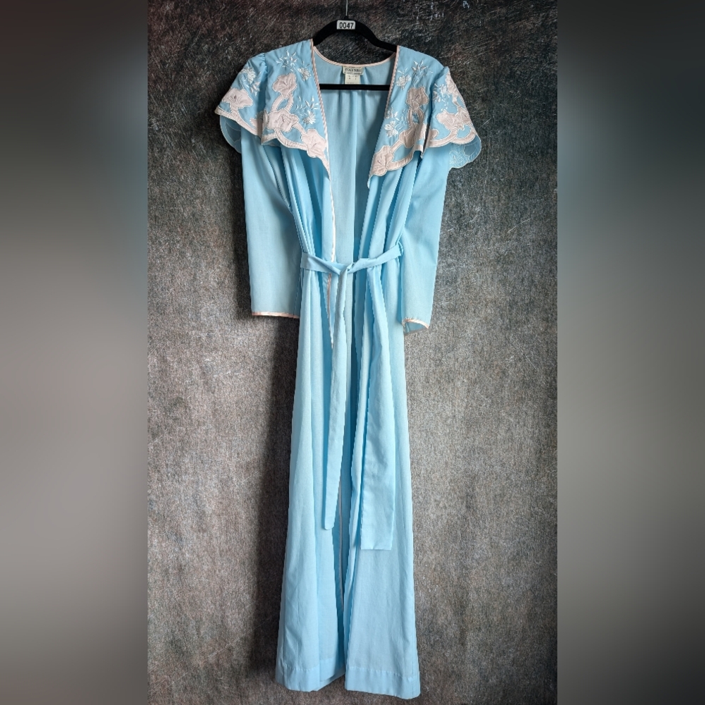 Natori Vintage Baby Blue Embroidered Floral Collar Long Robe